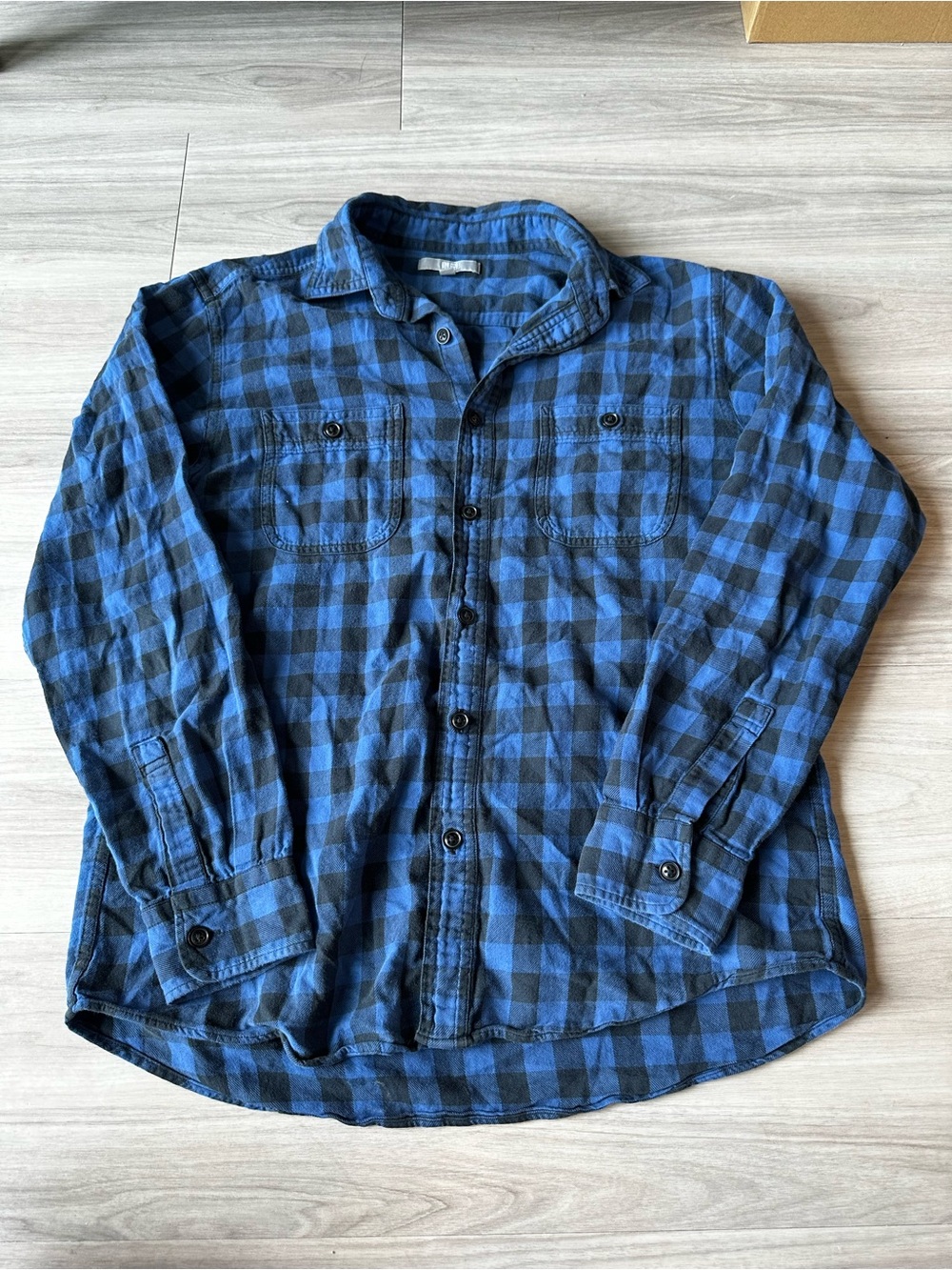 Uniqlo Blue and Black Plaid Button-Up Shirt Womens Large